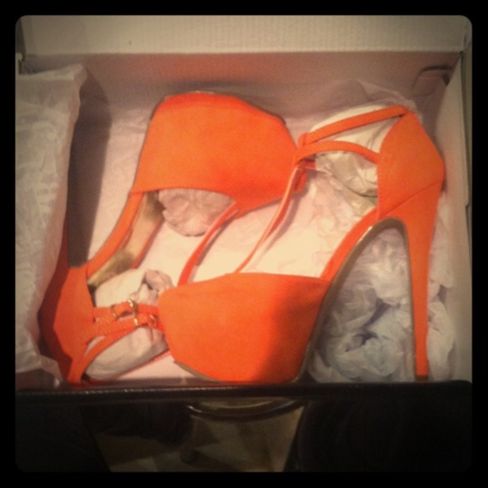 Brand new never worn. JUST FAB "Lillie" shoe.